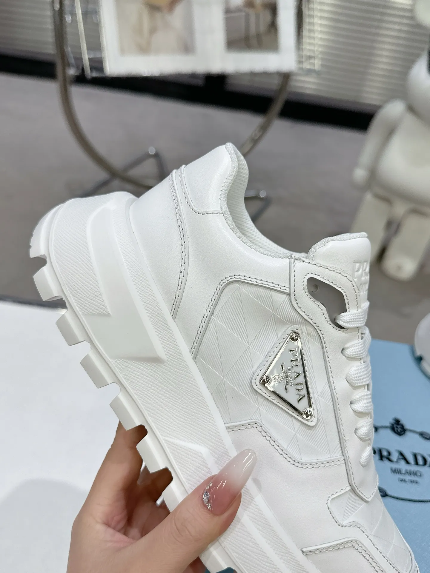 👟👟Ex-factory price 600👟👟 PRADA ²⁰²5𝐬𝐬Prada’s new product comes with strength! ❣️Many Internet celebrities have the same style, fashionable and versatile nice items, original shoes are developed and purchased from Italian counters, and are reproduced 1:1 according to the original taste. This year’s theme is not to be defined, embodying texture through simplicity💛From thick-soled sneakers to zigzag short boots to 2024 flat shoes, everything reveals a sure-fire momentum...combining gentleness and handsomeness, the finishing touch for women❤️ The top-grade open-edge beaded cowhide with imported cowhide triangle logo is consistent with the original version, the wear-resistant and ultra-light two-color outsole, and the sheepskin lining are breathable and comfortable. ⚛Size: Women's 35-40 ⚛Size: Men's 39-45 Original packaging accessories. ⚛
